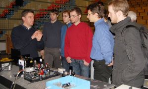 Die Studierenden bekamen bei dem Workshop Einblicke in die Lasertechnik.