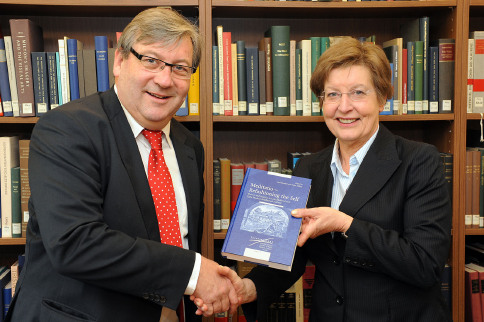 Prof. Dr. Karl Enenkel berreichte den neuesten Band der Reihe "Intersections" an die Rektorin der WWU, Prof. Dr. Ursula Nelles.