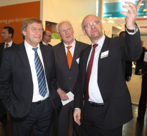 Prof. Dr. Martin Winter (rechts) stellte Wirtschaftsminister Harry Voigtsberger (links) und Dr. Frank-Michael Baumann (EnergieAgentur.NRW) das MEET-Forschungsprojekt vor.