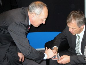 Umweltminister Johannes Remmel (rechts) mit MEET-Projektleiter Dr. Gerhard Hrpel