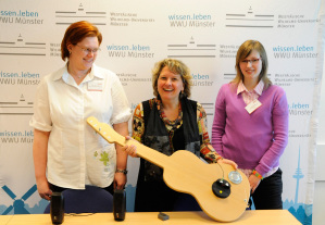 Wissenschaftsministerin Svenja Schulze gemeinsam mit Bianka Muschalek (links) und Annika Kruse (rechts) vom MExLab-Team
