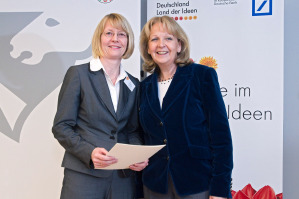 Ministerprsidentin Hannelore Kraft gratulierte Prof. Dr. Cornelia Denz (links) bei einem Empfang in Dsseldorf.