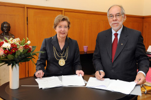 Rektorin Prof. Dr. Ursula Nelles und Prof. Dr. Jorge Almeida Guimares, Prsident der CAPES, unterzeichneten ein "Memorandum of Understanding".