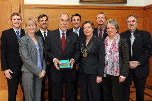 Bei einem Empfang im Rektorat erhielt Prof. Dr. Jorge Almeida Guimares (4. v. l.) die Freundschaftsplakette der WWU.