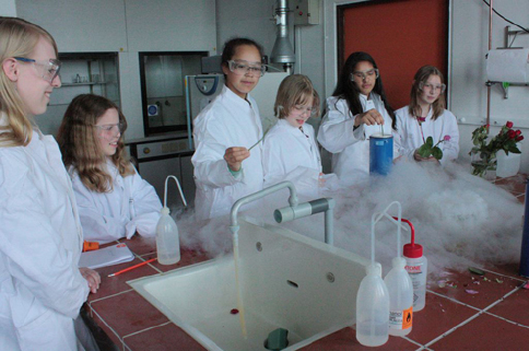 Die Girls Day-Forscherinnen stehen unter Dampf in der Materialphysik in Mnsters Experimentierlabor Physik