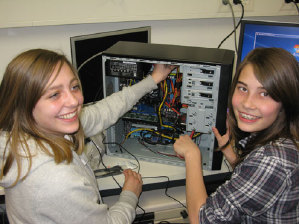 Carolin Engel und Stefanie Bttcher (r.) beherrschen auch das Schrauben am PC