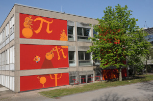 Diese Wand bringt Farbe auf den Einstein-Campus: die neu gestaltete Front des Instituts fr Angewandte Physik.