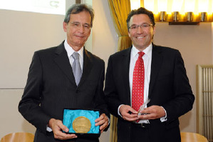 Prof. Dr. Sandoval Carneiro Junior (links) und Prorektor Prof. Dr. Stephan Ludwig