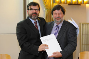 Dr. Gilberto Cmara (links) und Prof. Dr. Hans Kerp, Dekan des Fachbereichs Geowissenschaften