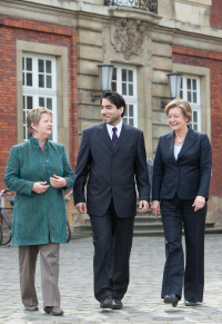 Schulministerin Sylvia Lhrmann, Prof. Dr. Mouhanad Khorchide und Rektorin Prof. Dr. Ursula Nelles
