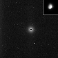 Dieses Bild zeigt den ersten Blick auf Vesta. Es wurde bearbeitet, um die wahre Größe des Asteroiden darzustellen. Es wurde vom Kamerasystem an Bord der Raumsonde Dawn am 3. Mai aus einer Entfernung von 1,2 Millionen Kilometern aufgenommen.