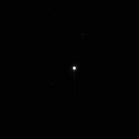 Dies ist das erste, unbearbeitete Bild des Asteroiden Vesta. Der Asteroid befindet sich im Innern des weißen Flecks in der Mitte. Die lange Belichtungszeit führt dazu, dass die Größe des sehr hellen Asteroiden übertrieben dargestellt wird.