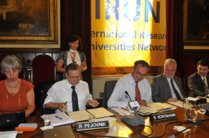 Prof. Dr. Radovan Stanislav Pejovnik und Prof. Dr. Sebastian C.J.J. Kortmann bei der Unterzeichnung der IRUN-Charta