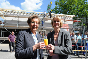 Rektorin Prof. Dr. Ursula Nelles (links) und Prof. Dr. Cornelia Denz stieen auf den Baufortschritt an.