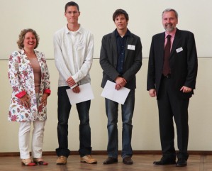 Svenja Schulze berreichte den "Innovation Prize" von "52North" an Tobias Kohr, Marcell Roth (v. l.). Dr. Albert Remke (rechts) von "52 North" gratulierte den Preistrgern.