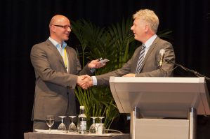 Prof. Dr. Guido Hertel (links) wurde in Maastricht mit der Ausrichtung des nchsten Kongresses 2013 beauftragt.