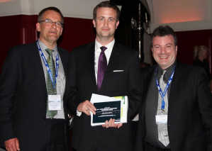 Dr. Clive-Steven Curran (Mitte) bei der Preisverleihung in Hamburg mit Dr. Eelko Huizingh (links) und Iain Bitran von der ISPIM.
