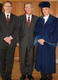 Prof. Dr. Jrgen Heidrich (l.) und Prof. Dr. Christian Pietsch (r.) verliehen Prof. Dr. Martin Staehelin die Ehrendoktorwrde.