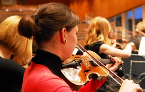 Beim Jungen Sinfonieorchester an der WWU spielen nicht nur Studierende die erste Geige. Jeder kann mitmachen.