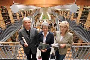 Weihten die neue Bibliothek ein: Prof. Dr. Moritz Baler, Dr. Marianne Ravenstein und Dr. Gesine Hellberg-Rode