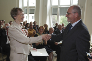 Prof. Dr. Barbara Aland bei der Verleihung des Bundesverdienstkreuzes durch den Arnsberger Regierungprsidenten Dr. Gerd Bollmann