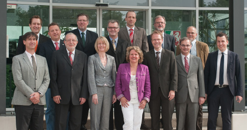 Experten fr Optische Technologien trafen sich am runden Tisch in Dsseldorf, darunter Prof. Cornelia Denz (3. v. l., vorn). Mitte vorn: Wissenschaftsministerin Svenja Schulze