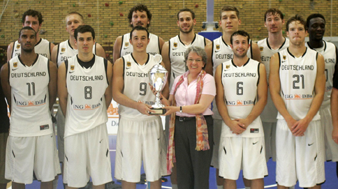 Prorektorin Dr. Marianne Ravenstein bergab beim Basketball-Nationen-Cup dem deutschen Siegerteam den Pokal.