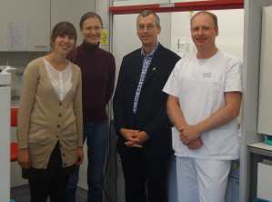 Das Forscherteam: Die Professoren Andreas Hensel (3. v. l.) und Thomas Beikler mit den Doktorandinnen Jana Schmuch (l.) und Sabine Beckert.