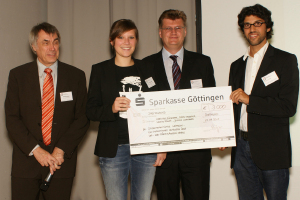 Juliane Wernhard und Niv Nowbakht ("weitblick") nehmen den Scheck ber 3000 Euro von Josef Hvelmeyer (DINI-Vorstand) und Edgar Khn (Vertreter von T-Systems, Stifterin des Preisgeldes) entgegen.