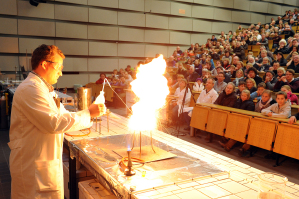 Dr. Tobias Drfler vom Institut fr Didaktik der Chemie begeisterte beim Tag der offenen Tr im vergangenen Jahr die Zuschauer mit seiner Show rund um Explosionen und Brnde.