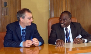 Dekan Prof. Dr. Andreas Hensel (links) mit Prof. William Otoo Ellis, Prsident der Kwame-Nkrumah-Universitt fr Wissenschaft und Technik