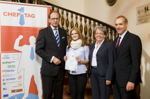 Siegerehrung (v.l.): Klaus Hansen (Odgers Berndtson), Kristina van Vorst, Dr. Marianne Ravenstein (WWU) und Frank Mertgen (Focus Money)