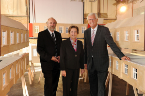 Prof. Dr. Harald Strauß (l., Institut für Geologie), Rektorin Prof. Dr. Ursula Nelles und Dr. Peter Paziorek präsentieren das Modell des neuen Geomuseums.