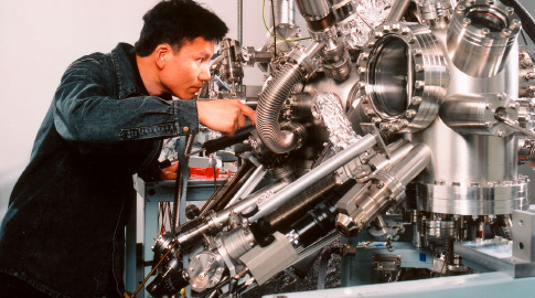 Dr. Dingyong Zhong bei der Arbeit an einer Vakuumanlage