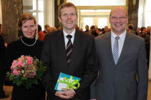 Abschied von der WWU: Kanzler Dr. Stefan Schwartze (Mitte) mit Ehefrau Michaela und Vizekanzler Matthias Schwarte