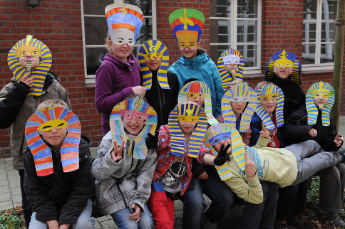 Beim Herbstferienprogramm fr Kinder von WWU-Beschftigten bastelten die Kleinen Pharaonen-Masken im Institut fr gyptologie und Koptologie.