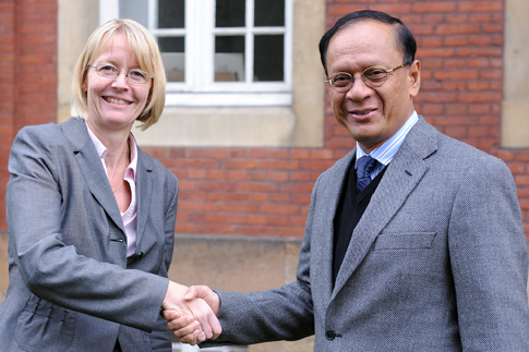 Prorektorin Prof. Dr. Cornelia Denz und der indonesische Botschafter aus Berlin Dr. Eddy Pratomo