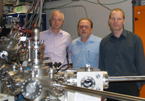 Heinrich Arlinghaus, Johannes Mthing und  Klaus Dreisewerd (v. l.) mit dem "TOF-SIMS/Laser-SNMS-Massenspektrometer", das nun aufgerstet wird.