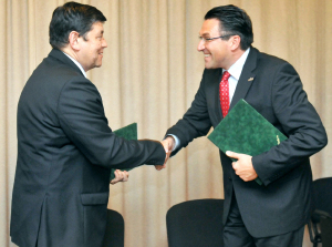 Rektor Prof. Dr. Istvn Fbin (links) und Prorektor Prof. Dr. Stephan Ludwig unterzeichneten das Abkommen