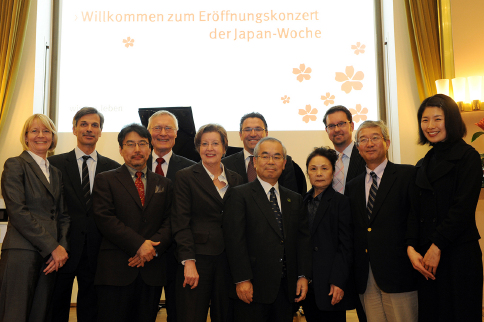 Rektorin Prof. Dr. Ursula Nelles und weitere Rektoratsmitglieder erffneten gemeinsam mit japanischen Gsten die Japan-Woche an der WWU