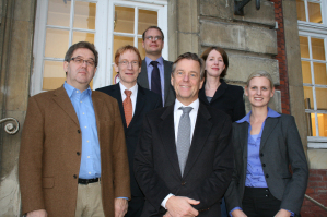 Zu Gast in Mnster: Prof. Dr. Andreas Pfingsten (2.v.l.) und weitere Vertreter der WWU empfingen ZDF-Moderator Claus Kleber (vorn, Mitte) im Schloss.
