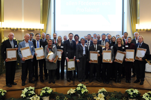 WWU-Prorektorin Dr. Marianne Ravenstein (vorn, Mitte) berreichte den Stipendiengebern jeweils ein Zertifikat  - in Gold, Silber oder Bronze
