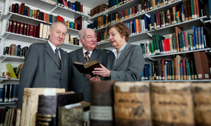 Sammler Walter Remy (M.) und Peter Borggraefe bergaben die Bibeln an Universitts-Rektorin Prof. Dr. Ursula Nelles.