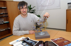 Prof. Dr. Metin Tolan erklrt Physik auch fr Laien verstndlich.