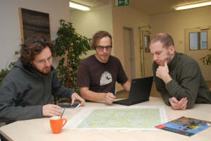 Die drei Absolventen Witold Arndt, Philipp Keller und Georg Kaspar (v.l.) haben eine Software fr die Darstellung von Geodaten entwickelt. Ihr Projekt wird nun mit 94.000 Euro gefrdert.