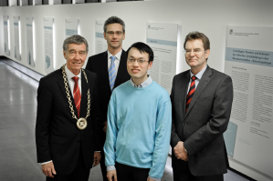 Juniorprofessor Xin Li (2. v. r.) mit Professor Hanns Hatt (Akademieprsident), Ralf Ruhrmann (Stellvertretender Beiratsvorsitzender Mercator-Stiftung) und  Staatssekretr Helmut Dockter (v. l.)