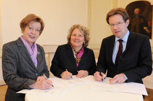 Prof. Dr. Ursula Nelles, Wissenschaftsministerin Svenja Schulze und Prof. Dr. Norbert Roeder (v. l.)