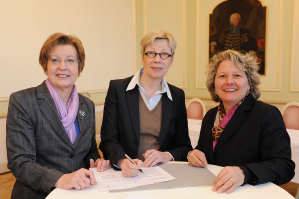 Unterzeichneten in Anwesenheit von Ministerin Svenja Schulze (rechts) den "Letter of Intent": Prof. Dr. Ursula Nelles (links) und Prof. Dr. Ute von Lojewski (Mitte)