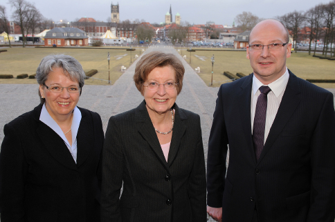 Rektorin Prof. Dr. Ursula Nelles (M.) beglckwnschte Matthias Schwarte und Dr. Marianne Ravenstein.