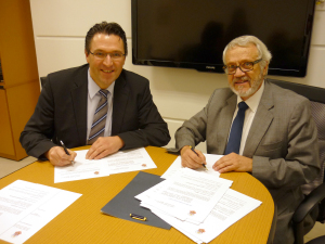 Der Vizerektor fr Internationale Beziehungen der Universitt Sao Paulo, Prof. Adnei Melges de Andrade, und WWU-Prorektor Prof. Stephan Ludwig unterzeichneten das neue Kooperationsabkommen.